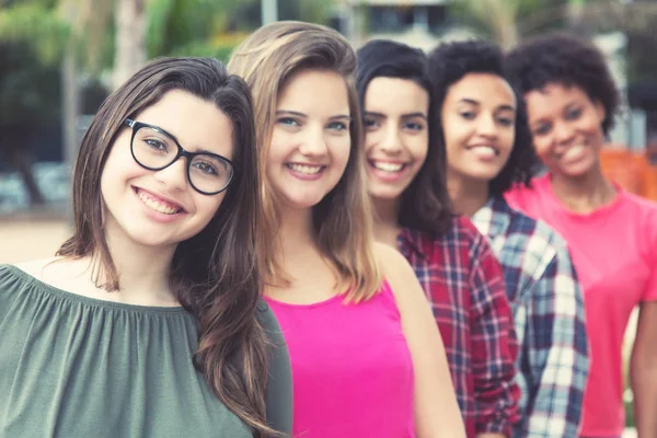 Riendo Caucásica Joven Mujer Adulta Con Chicas Internacionales Pie Línea — Foto de Stock