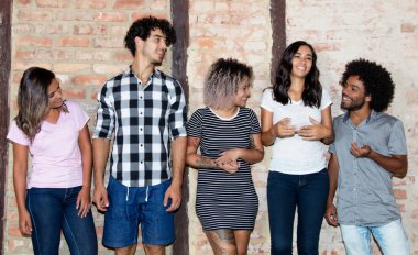 Uluslararası hipster grup trendy Salonu'nda kapalı konuşma grubu