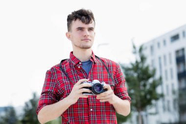 Açık havada şehirde retro kamera ile hipster adam