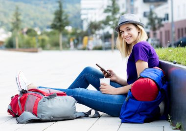Yalnız açık havada dinlenme şehirde seyahat backpacker kadın gülüyor