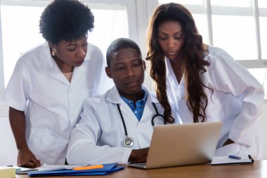 Erkek ve dişi bir cerrahi Kliniği hakkında tartışma grubu