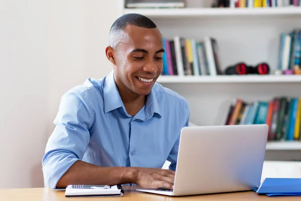 Slimme Afro Amerikaanse Zakenman Met Computer Thuis Kantoor — Stockfoto