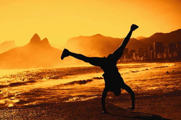 Bailarina Divertida Río Janeiro Atardecer Playa — Foto de Stock