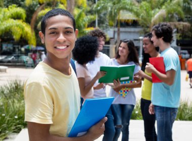 Mısır burslu öğrenci grup uluslararası öğrenci ile üniversite kampüsünde açık gülüyor