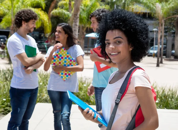 Vrij Vrouwelijke Student Met Groep Internationale Studenten Buiten Campus Van — Stockfoto