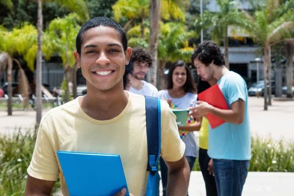 Heureux Étudiant Égyptien Boursier Avec Groupe Étudiants Internationaux Plein Air — Photo