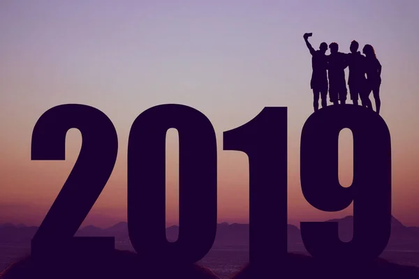 Yeni Yıl 2019 Siluet Alarak Bir Selfie Dostluk Ruhu Için — Stok fotoğraf