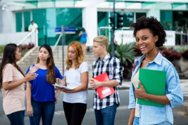 Bir grup insan uluslararası açık şehir ile oldukça Afro-Amerikan kız öğrenci