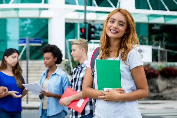 Docela Americká Studentka Skupinou Mezinárodních Lidí Venkovní Městě — Stock fotografie