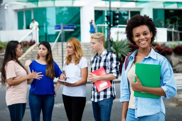 Směje Africká Americká Studentka Skupinou Mezinárodních Lidí Venkovní Městě — Stock fotografie