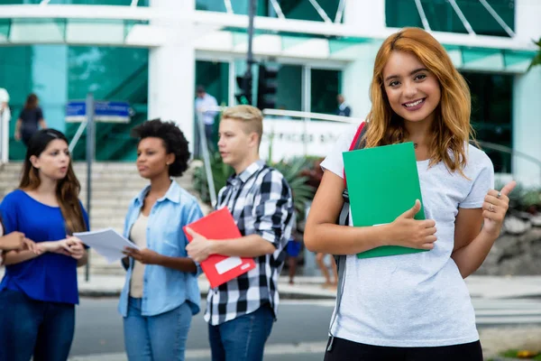 Mahasiswa Perempuan Amerika Yang Sukses Dengan Sekelompok Orang Internasional Luar — Stok Foto