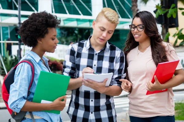 Estudante Masculino Caucasiano Com Meninas Afro Americanas Latinas Livre Cidade — Fotografia de Stock