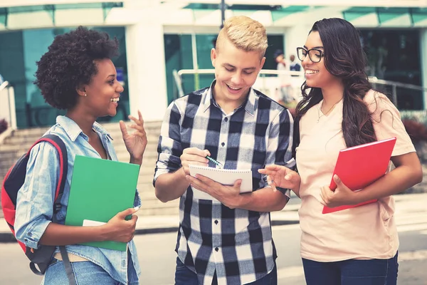 Afro Amerikaanse Kaukasische Mannelijke Vrouwelijke Student Praten Vintage Retro Look — Stockfoto