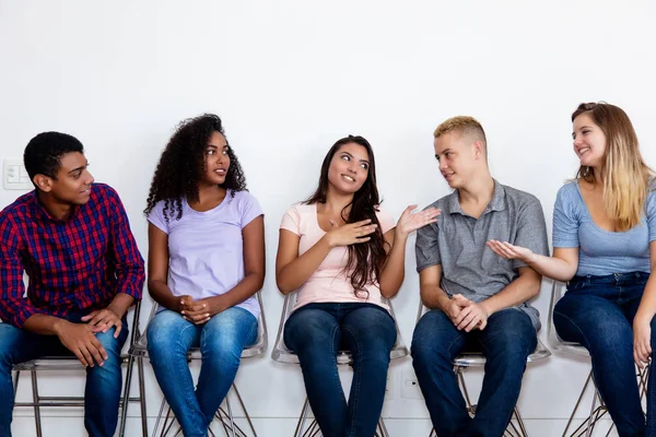 Grupo Jovens Adultos Conversando Sala Espera Hospital — Fotografia de Stock