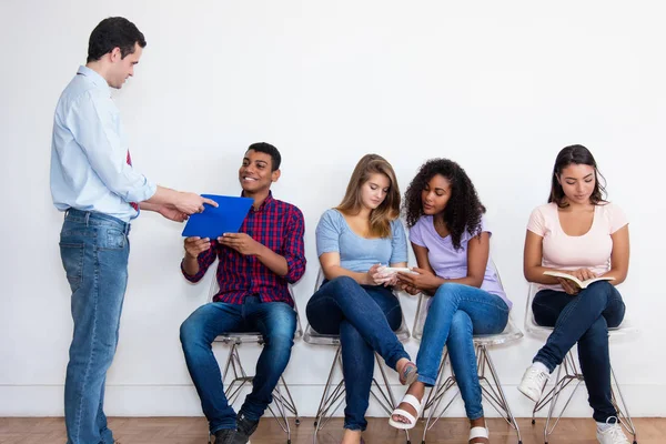 Uomo Affari Che Parla Con Studente Indiano Intervista Lavoro Ufficio — Foto Stock