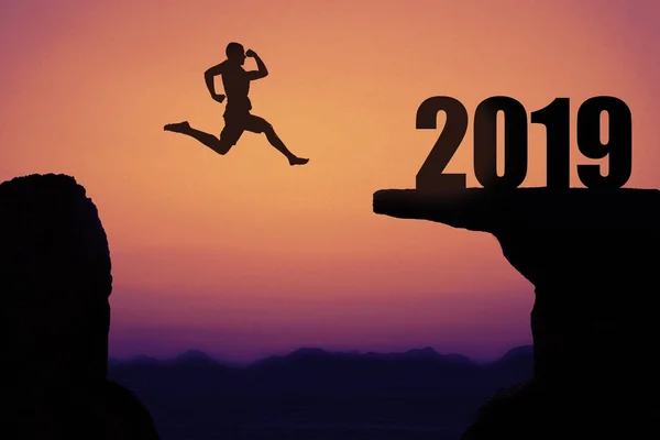 来年にジャンプする 2019年アウトドア夏にスポーティな男 — ストック写真