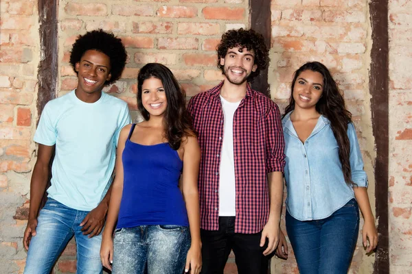Grupo Jovens Multiétnicos Felizes Homens Mulheres Interior Olhando Para Câmera — Fotografia de Stock