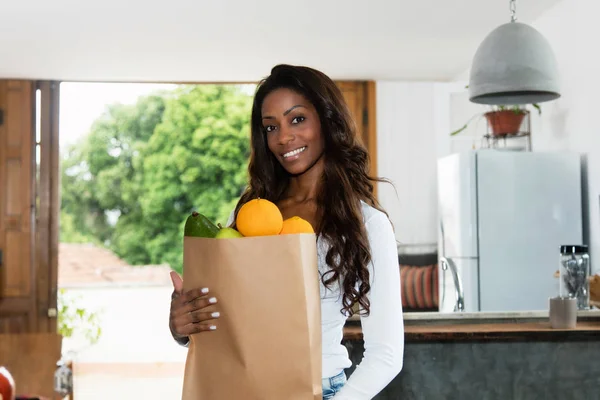 Riendo Mujer Afroamericana Con Frutas Verduras Saludables Casa Cocina — Foto de Stock