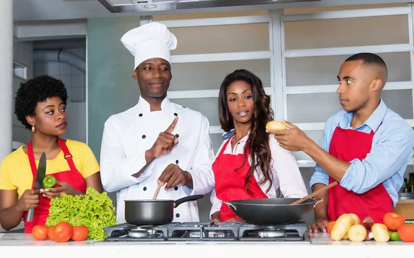 유명한 요리사는 부엌에서 아프리카계 미국인 사람들에 — 스톡 사진