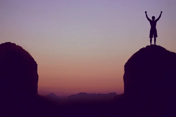 在山上欢呼的人作为成功的标志在日落 — 图库照片