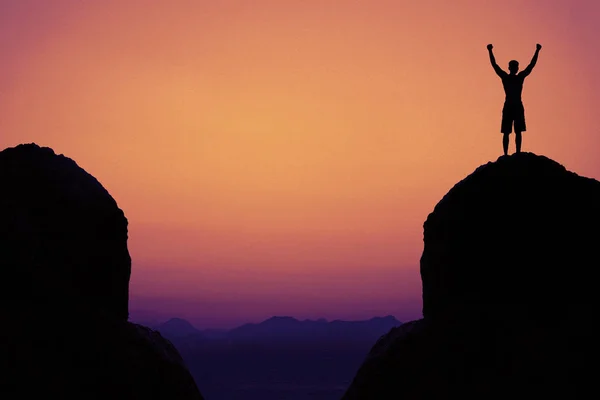 Silueta Animador Las Montañas Como Símbolo Del Éxito Atardecer — Foto de Stock