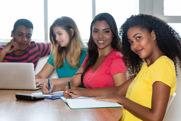 Gruppo Studenti Provenienti India Brasile Germania Stati Uniti Coperto Aula — Foto Stock