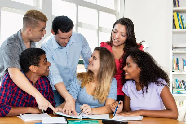 Estudiante Alemana Con Grupo Estudiantes Internacionales Una Profesora Cubierta Aula — Foto de Stock