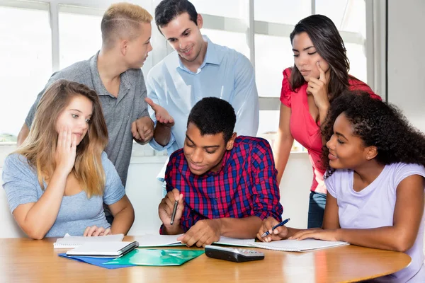 Estudiante Indio Masculino Con Grupo Estudiantes Internacionales Profesor Cubierto Aula — Foto de Stock