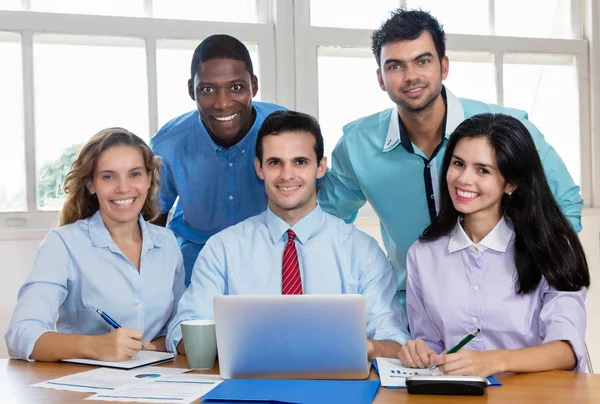 Retrato Del Grupo Hombres Mujeres Negocios Internacionales Multiétnicos Oficina Empresa —  Fotos de Stock