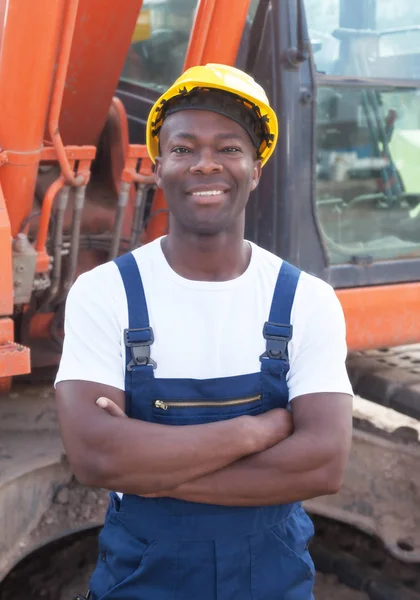 Trabalhador Africano Construção Civil Com Armas Cruzadas Escavadeira Vermelha Canteiro — Fotografia de Stock