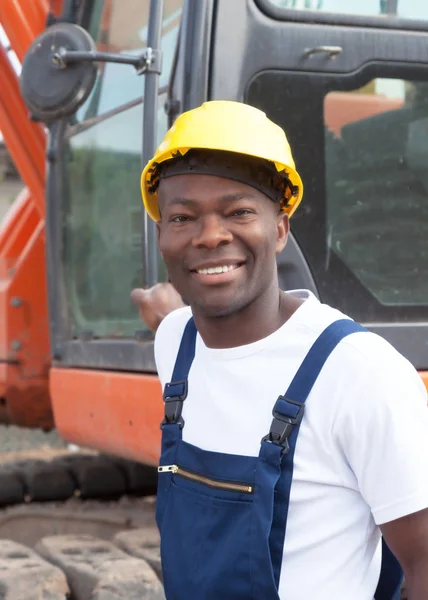 Trabalhador Africano Construção Civil Com Escavadora Vermelha Local Trabalho — Fotografia de Stock