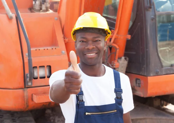Pekerja Konstruksi Afrika Dengan Ekskavator Merah Menunjukkan Jempol Lokasi Konstruksi — Stok Foto