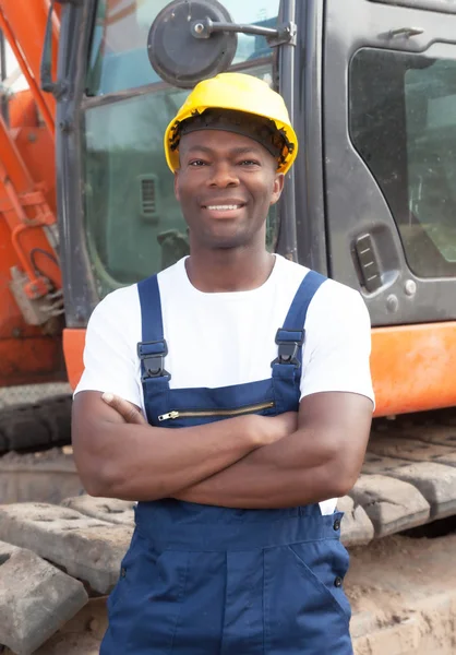 Feliz Trabalhador Construção Africana Com Braços Cruzados Escavadeira Vermelha Canteiro — Fotografia de Stock