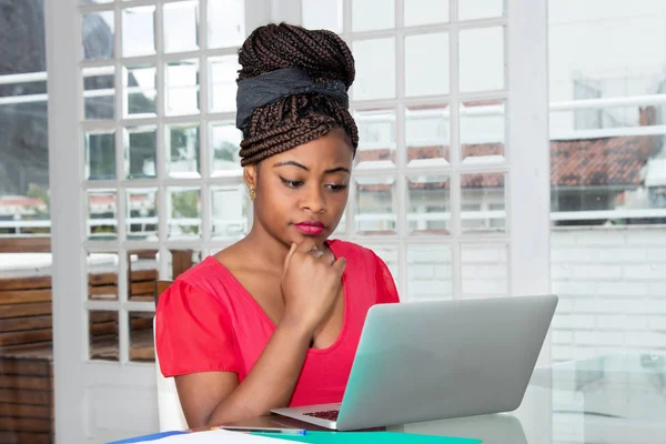 Femme Afro Américaine Travaillant Avec Ordinateur Bureau Maison — Photo