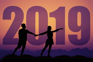 Birkaç aşk balayı ve düğün için yeni yıl 2019 sembolü olarak ile batımında silüeti