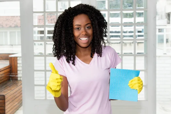 Africano Americano Pair Chica Limpieza Habitación Casa Piso — Foto de Stock