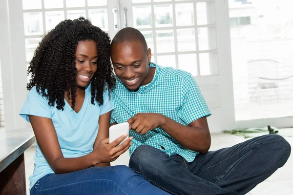Afrikaanse Amerikaanse Echtpaar Kijken Naar Telefoon Thuis Flat — Stockfoto