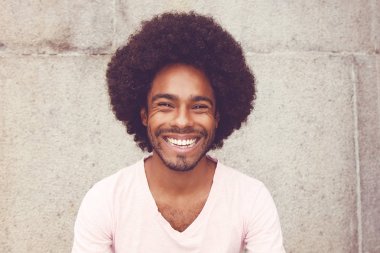 Açık havada retro vintage bir Afro-Amerikan hipster adam portresi bak