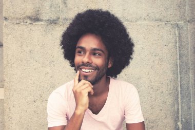 Dreaming ve düşünme Afro-Amerikan hipster adam açık havada retro vintage bakmak