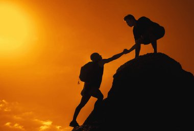 İki adam yaz aylarında Sunset'teki dağ tepe tırmanma