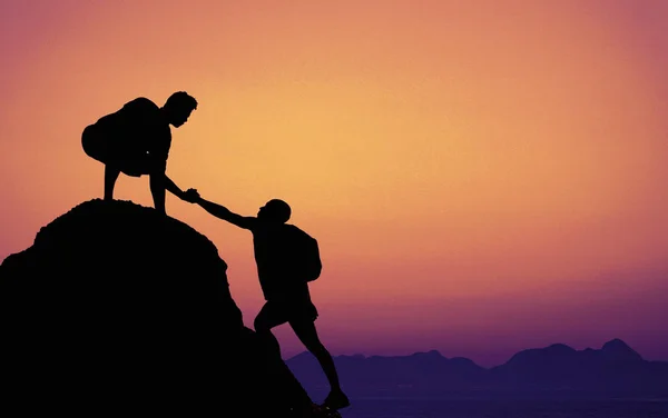 Dos Escaladores Cima Montaña Atardecer Como Símbolo Trabajo Equipo Asistencia — Foto de Stock