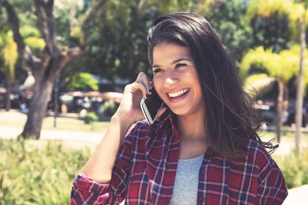 Schöne Junge Kaukasische Frau Sommer Handy Freien — Stockfoto