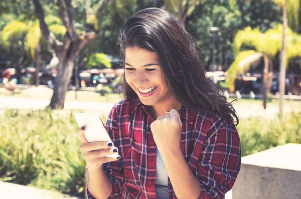 Joven Mujer Caucásica Recibiendo Buenas Noticias Teléfono Aire Libre Verano — Foto de Stock