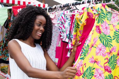 Güzel bir Afrikalı-Amerikalı kadın elbisesi tipik market alışveriş