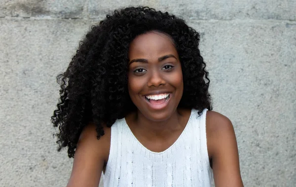 Riendo Mujer Afroamericana Con Pelo Negro Rizado Aire Libre Mirando —  Fotos de Stock