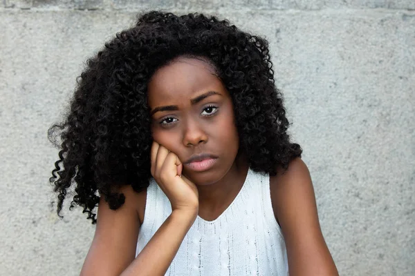 Mulher Americana Africana Solitária Triste Com Cabelo Preto Encaracolado Olhando — Fotografia de Stock