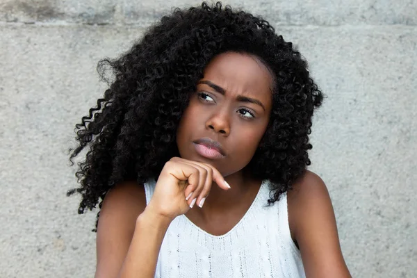 Pensant Femme Africaine Avec Les Cheveux Noirs Bouclés Extérieur Regardant — Photo