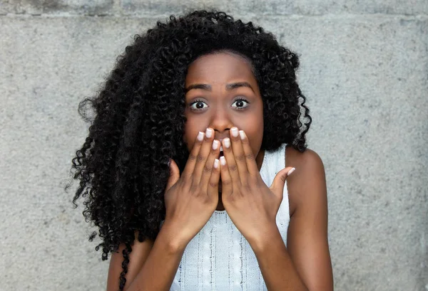 Mulher Afro Americana Chocada Incrédula Com Cabelo Preto Encaracolado Livre — Fotografia de Stock