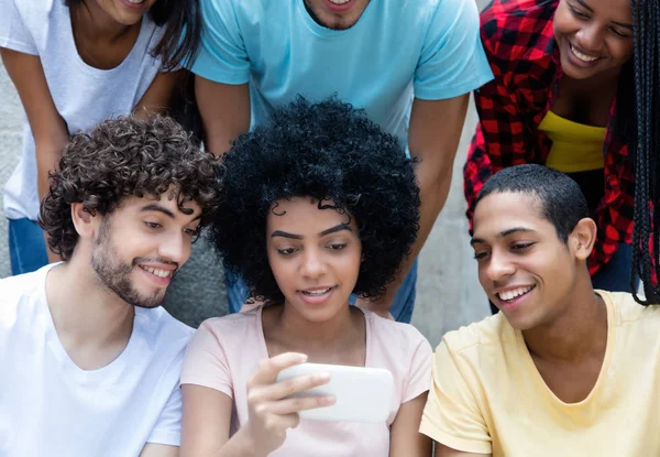 Grupo Jovens Adultos Internacionais Olhando Para Telefone Livre Cidade — Fotografia de Stock