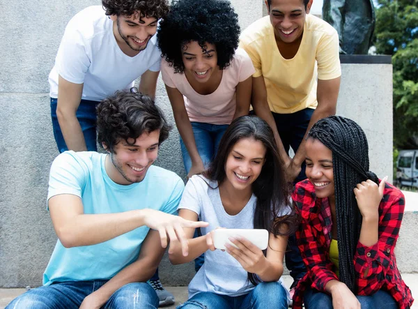 Stor Grupp Unga Vuxna Spel Med Telefonen Utomhus Staden — Stockfoto